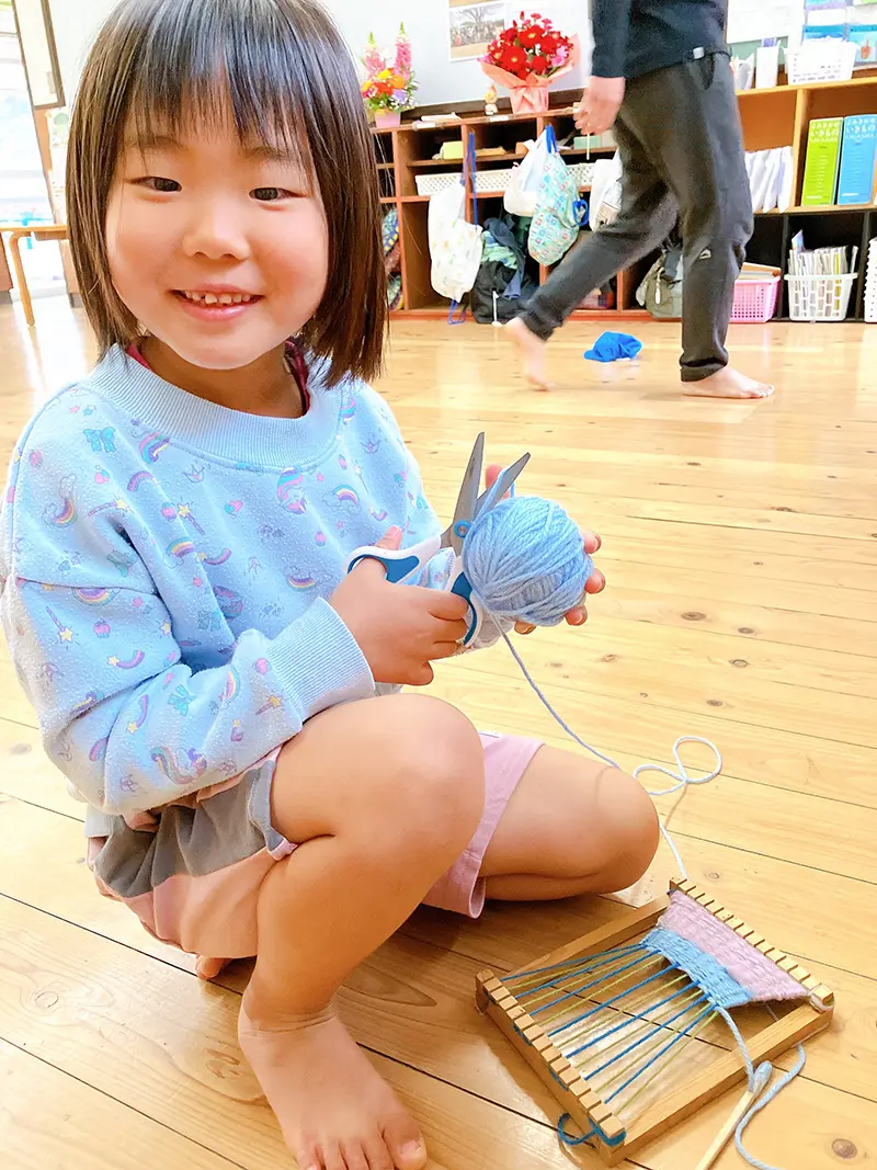 編み物を楽しむ子どもの様子