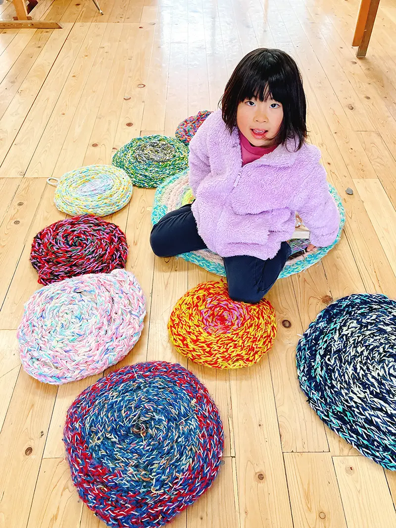 編み物を楽しむ子どもの様子