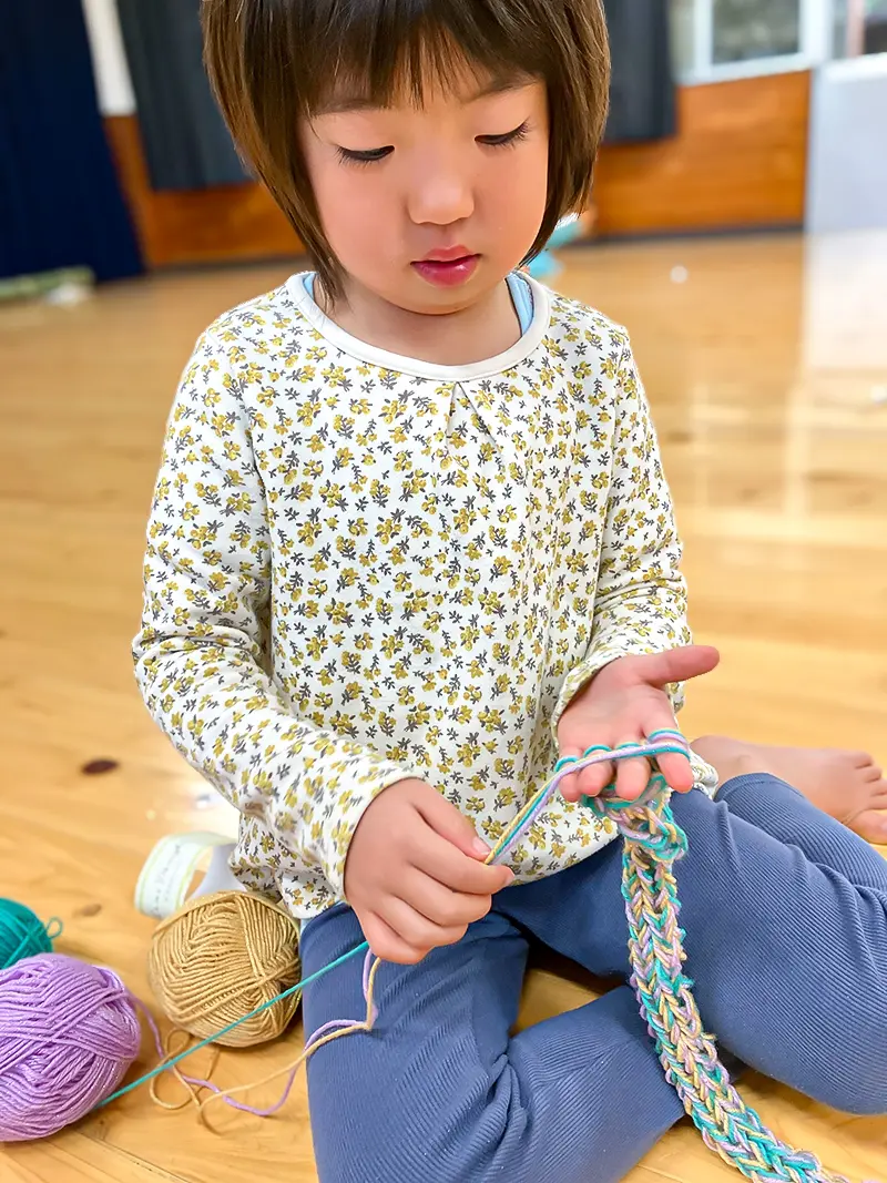 編み物を楽しむ子どもの様子