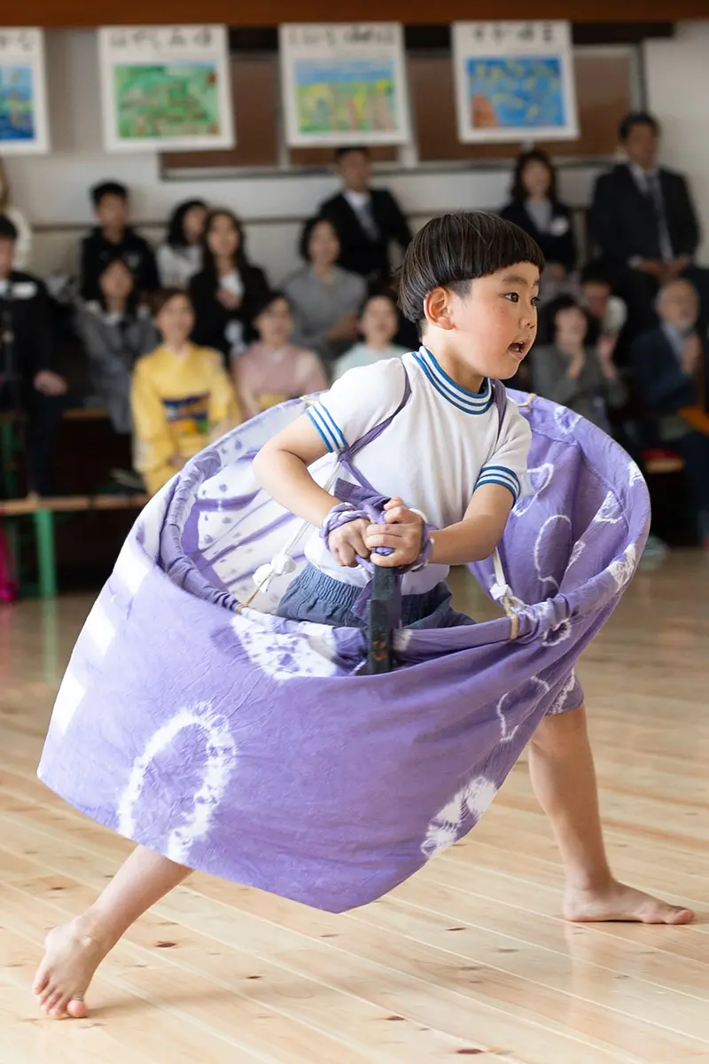 荒馬踊りの演目に取り組む子どもの様子