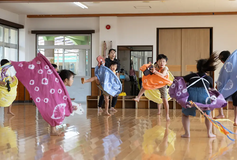 荒馬踊りの演目に取り組む子どもの様子