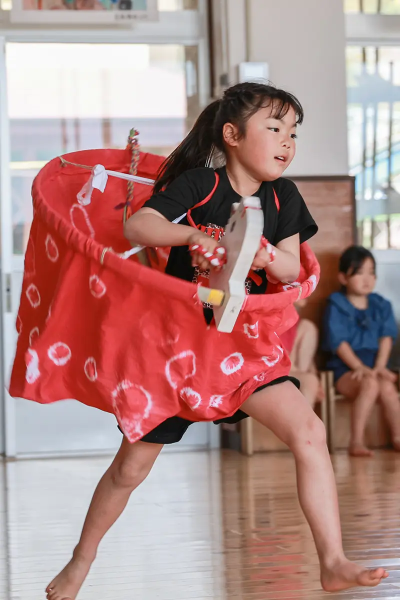 荒馬踊りの演目に取り組む子どもの様子