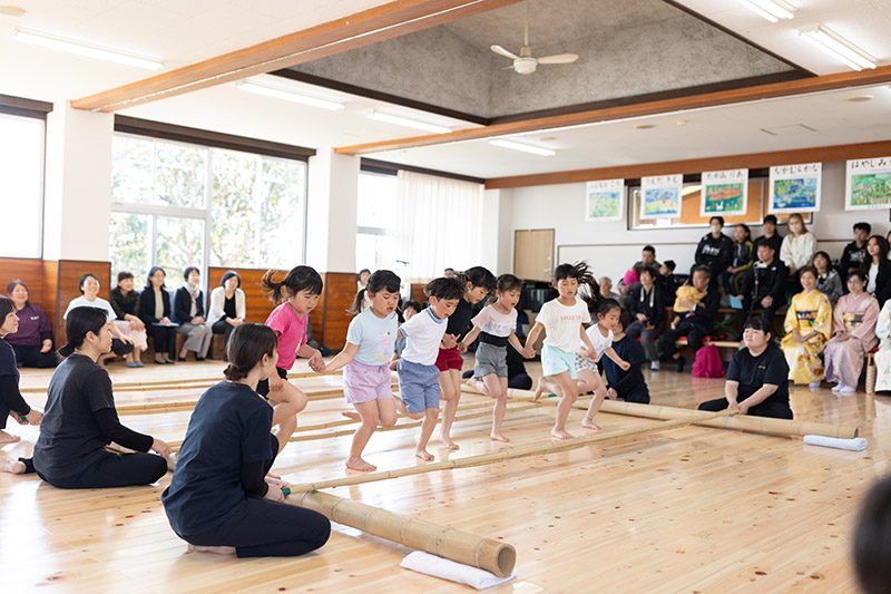 竹を使った遊びや活動に取り組む様子