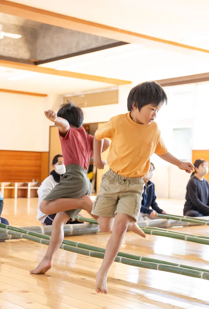 竹を使った遊びや活動に取り組む様子