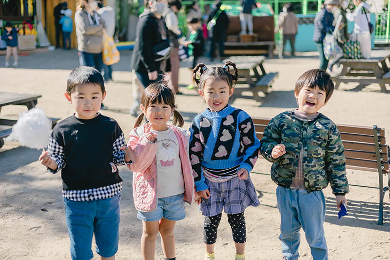 バザーでお店を楽しむ子どもたちの様子