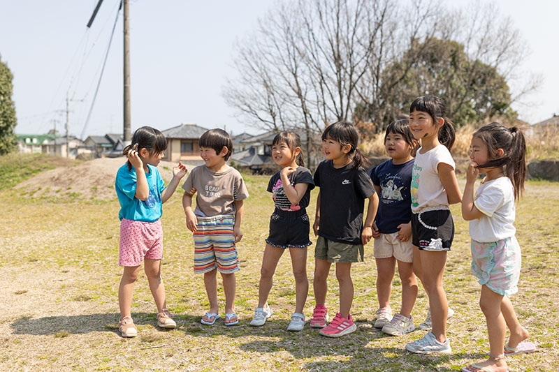 牧場で過ごす子どもたちの様子