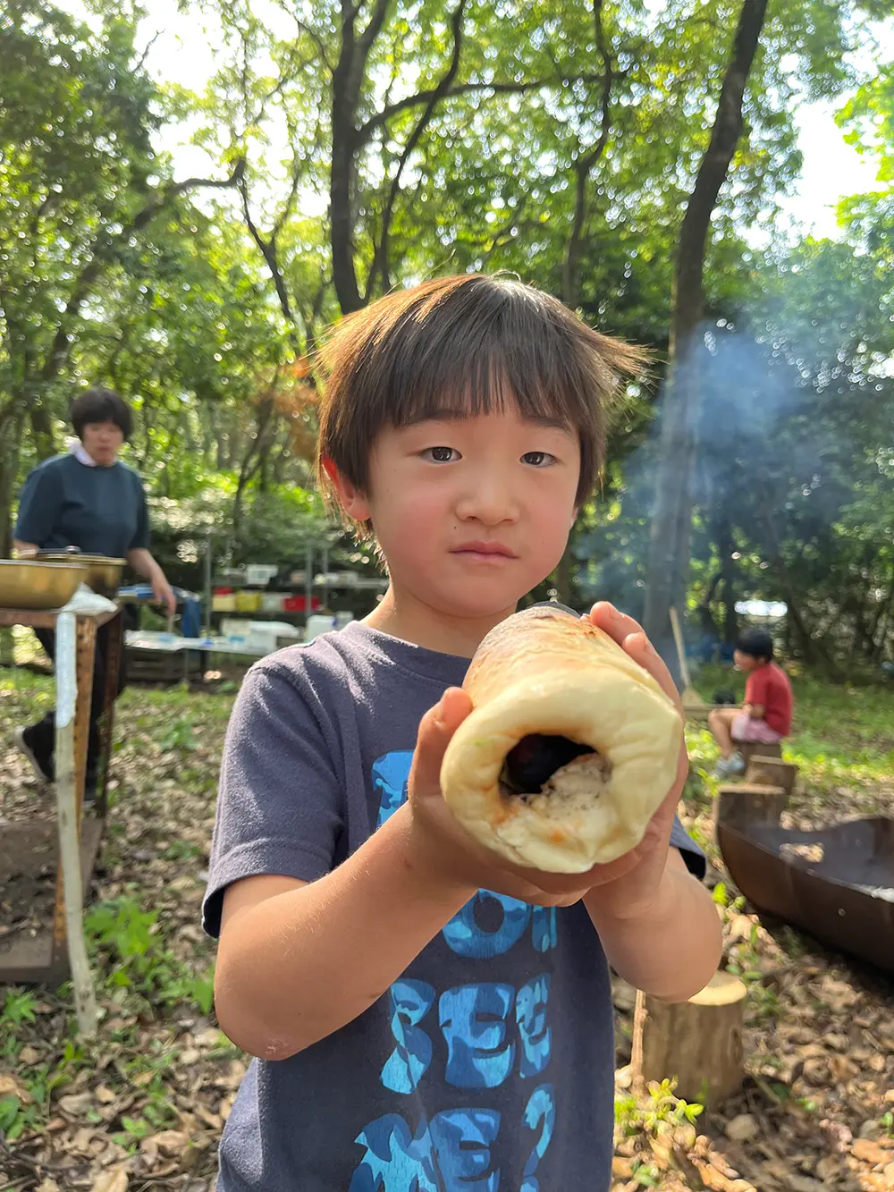 畑で収穫している様子
