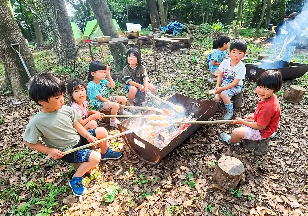 畑で収穫している様子