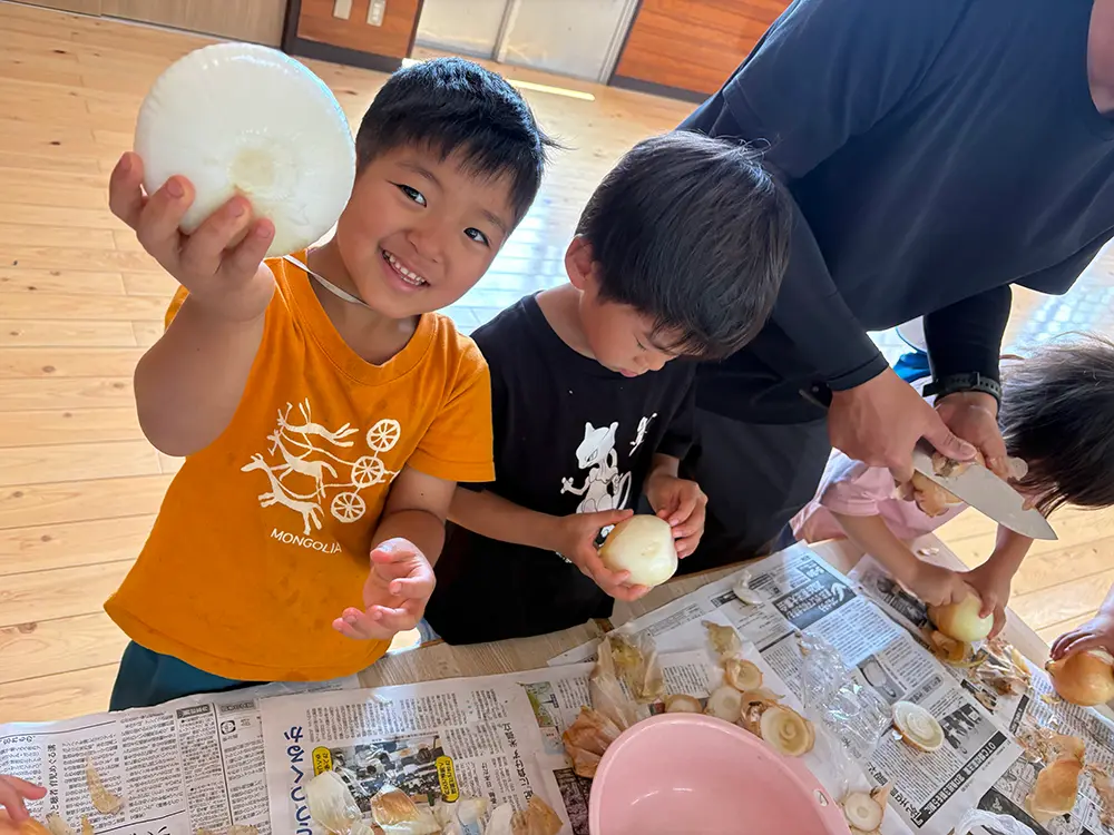 畑で収穫している様子