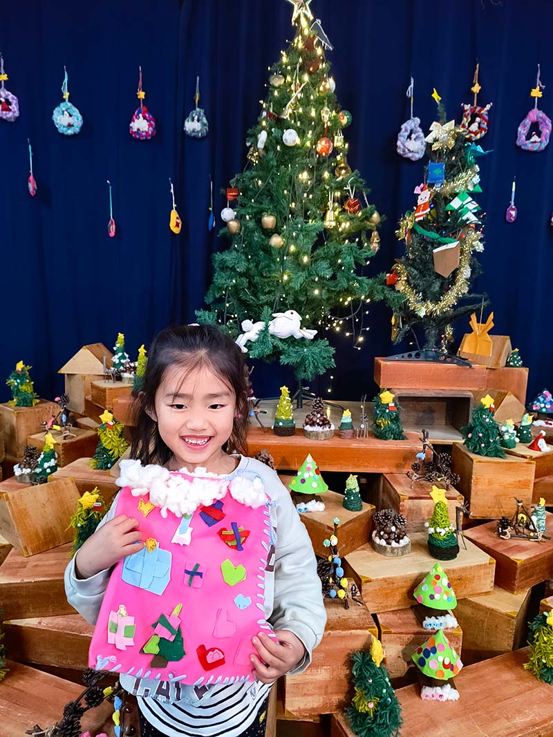 クリスマス会で笑顔を見せる子どもたちの様子