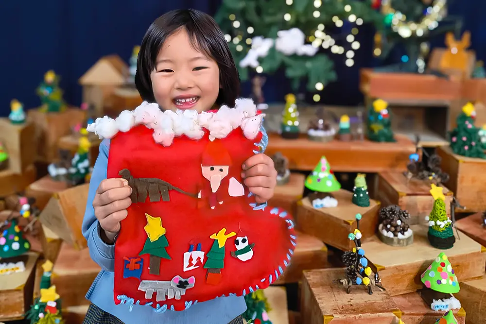 クリスマスのソックス製作をする子どもたちの様子