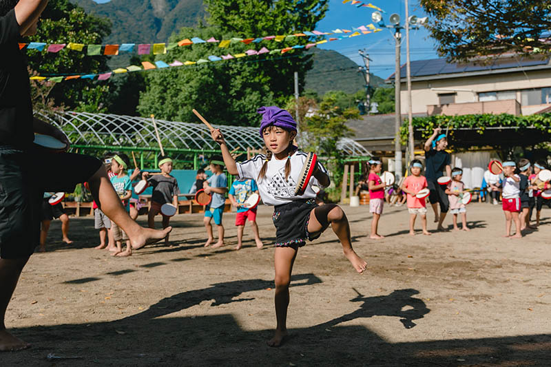 エイサー踊りで太鼓を打つ子どもの様子