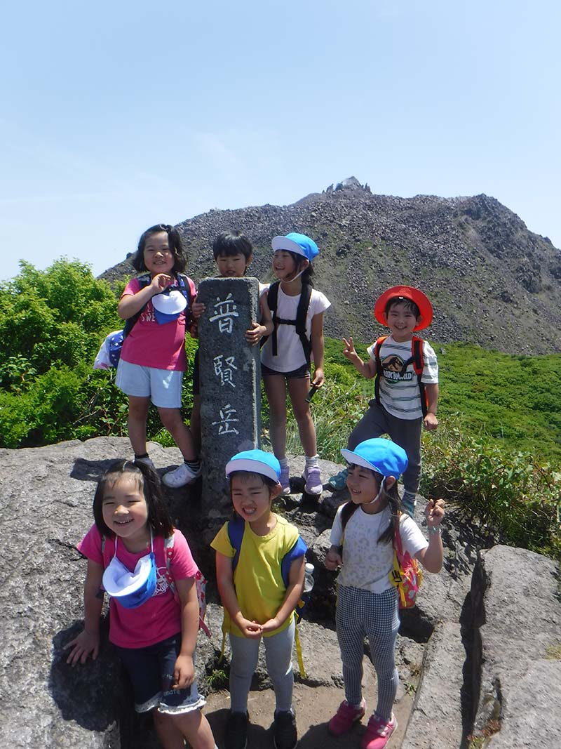 普賢岳登山に挑戦する子どもたちの様子