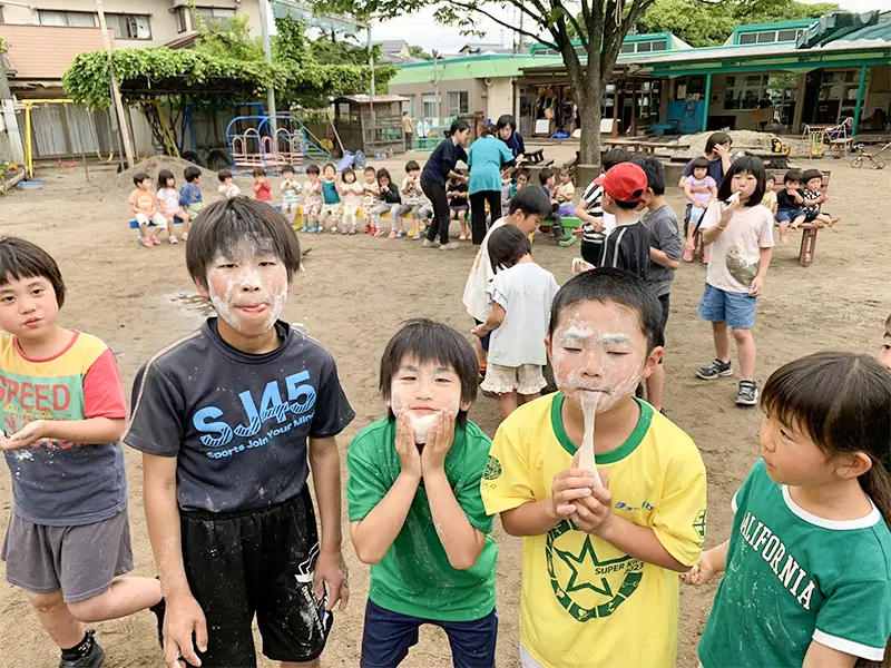 餅つきを楽しむ子どもたちの様子