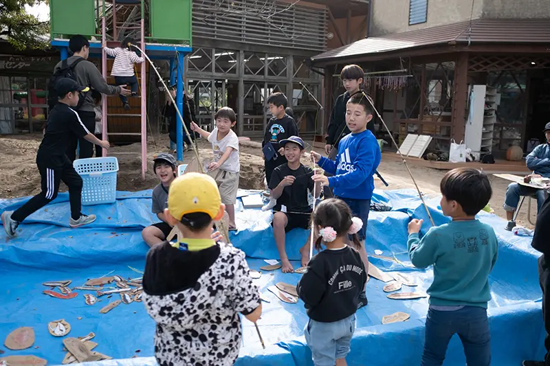 魚取りを楽しむ子どもたちの様子