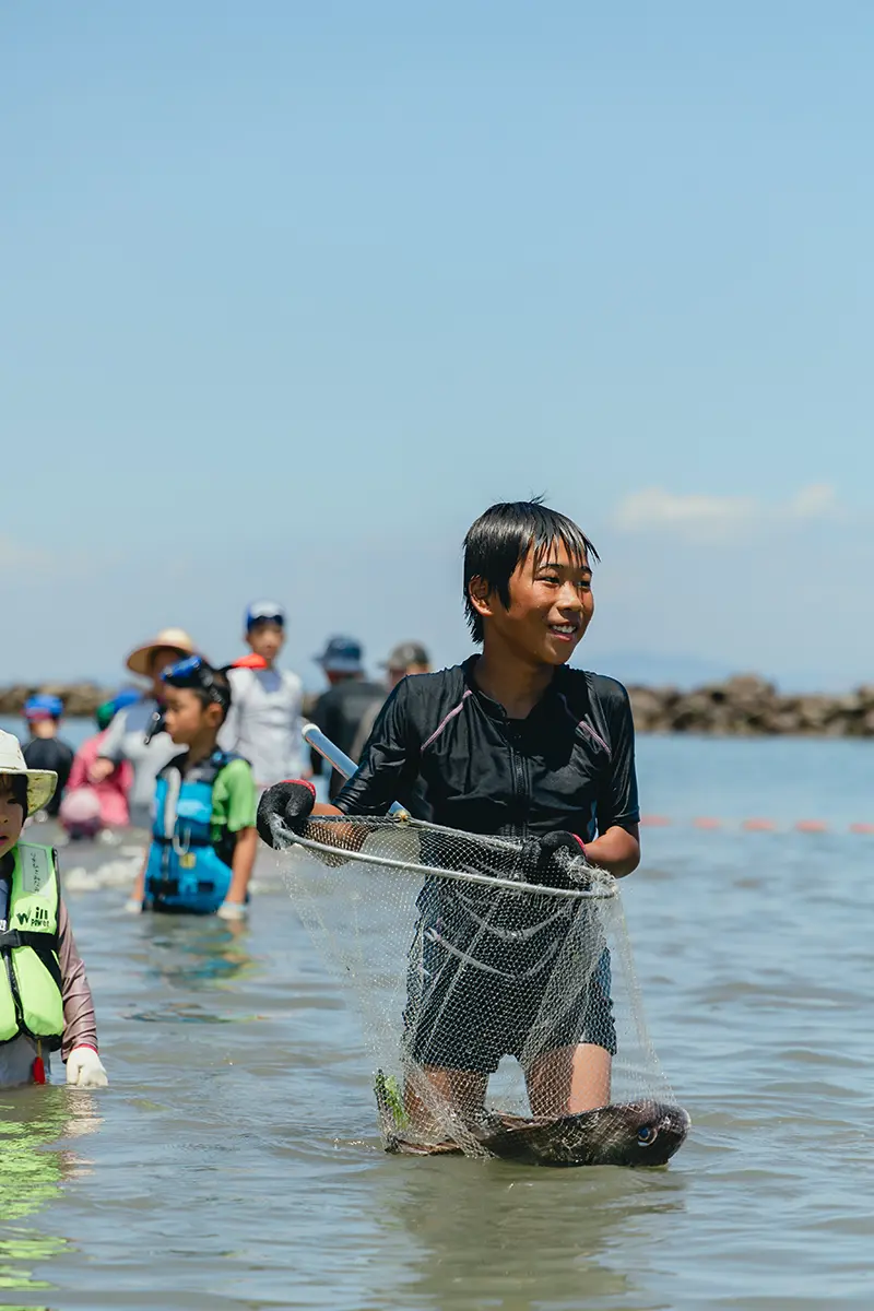 すくい遊びを楽しむ子どもたちの様子