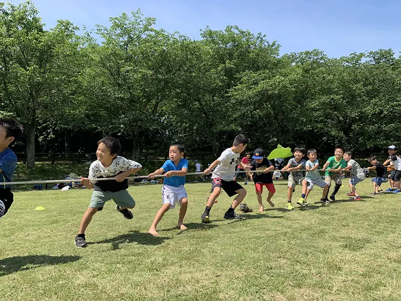 綱引きをする子どもたちの様子
