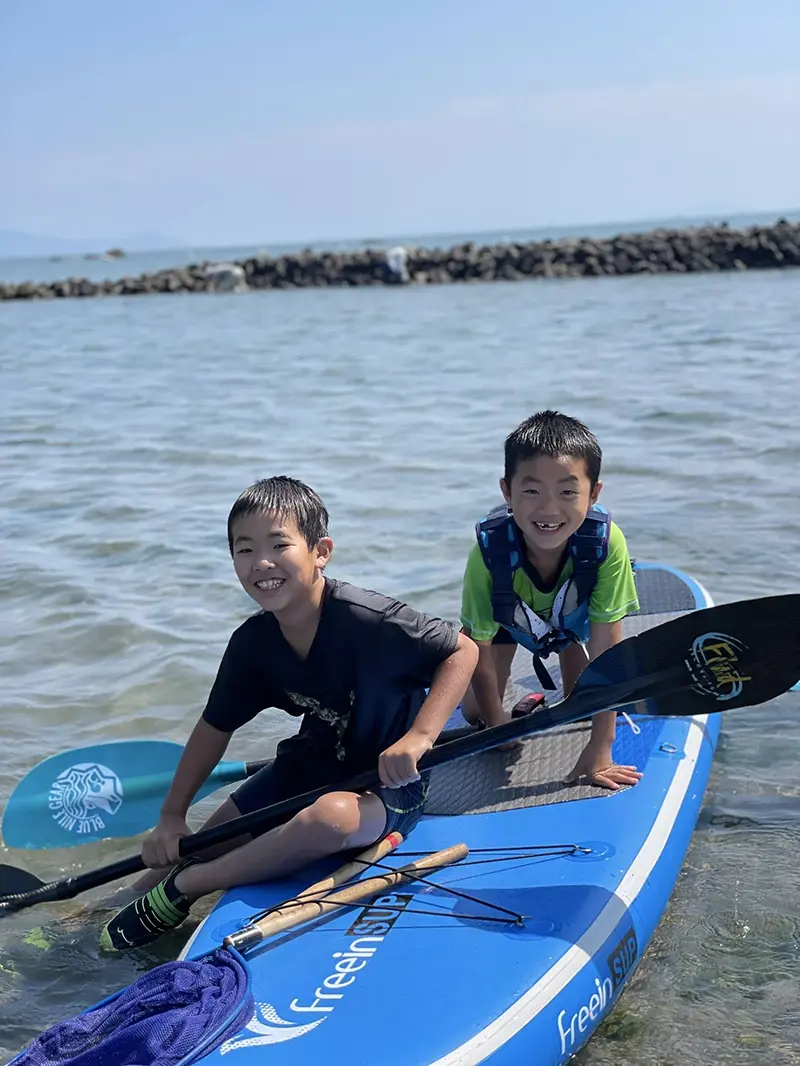 海で遊ぶ子どもたちの様子