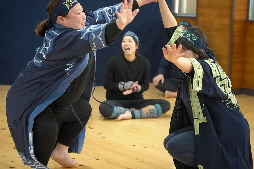 アイヌ文化に触れる子どもの様子