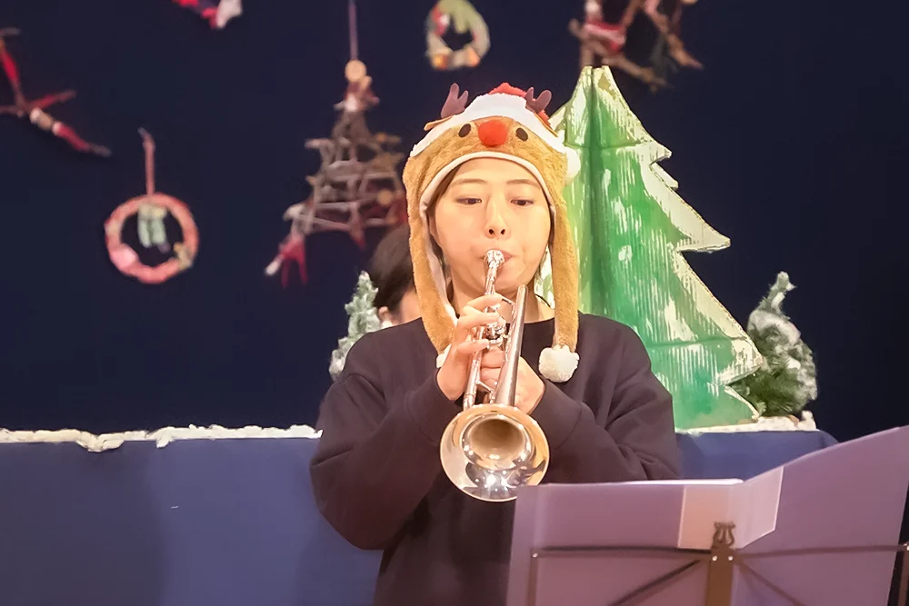 クリスマス会で楽器の演奏を披露する先生たちの様子