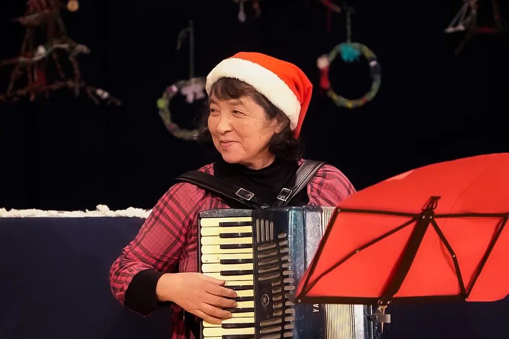 クリスマス会で楽器の演奏を披露する先生たちの様子