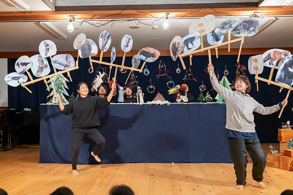 誕生日会の劇を披露する先生たちの様子