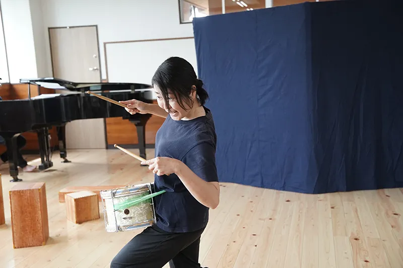 誕生日会の劇を披露する先生たちの様子
