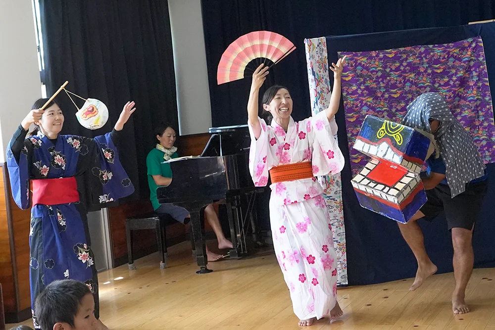 沖縄のエイサーを楽しむ子どもの様子