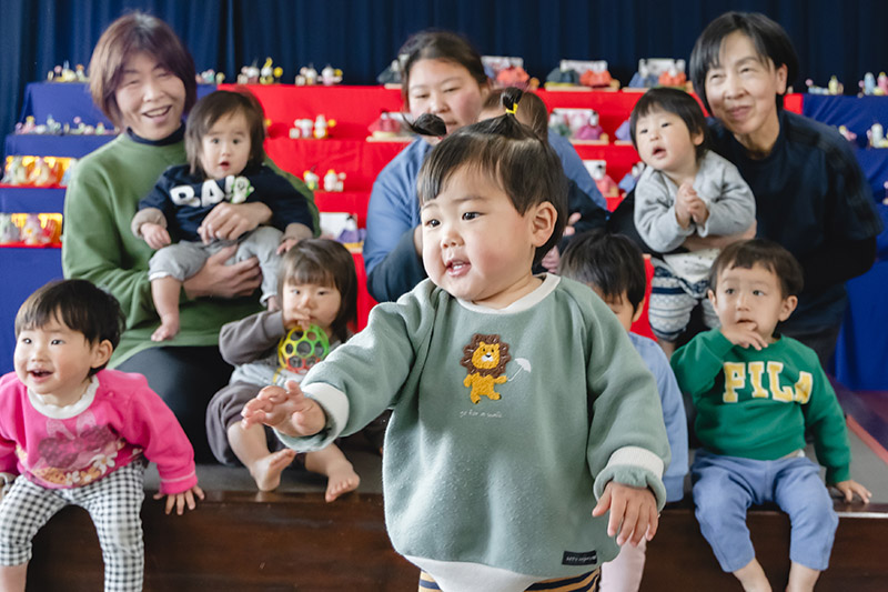 ひな祭り行事に参加する子どもたちの様子