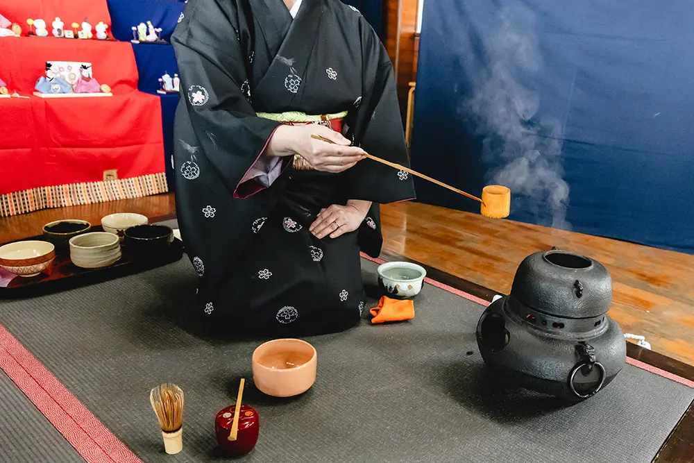 ひな祭り行事でお茶をたてる体験の様子