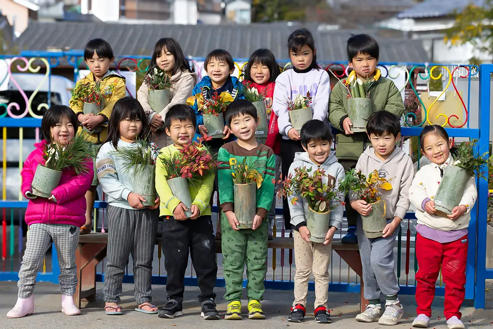 門松製作をする子どもたちの様子