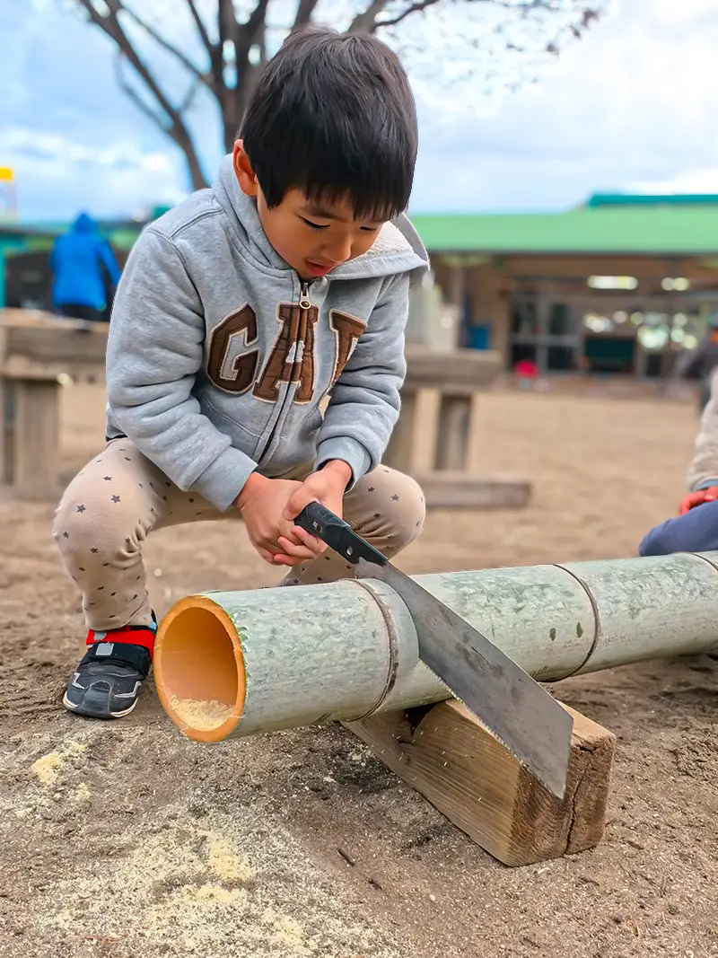 門松製作をする子どもたちの様子