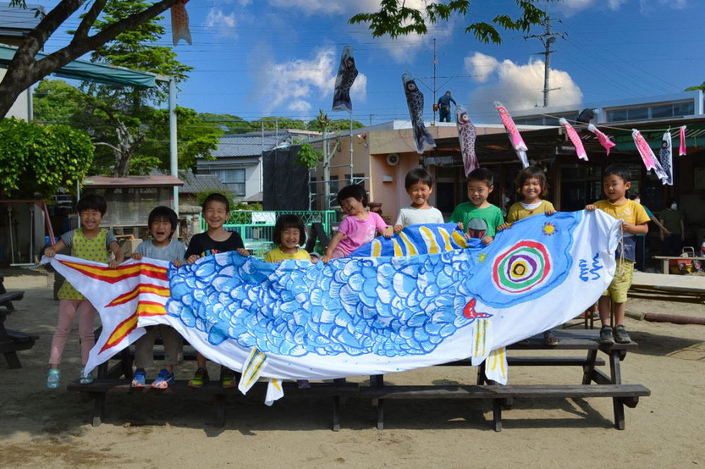 大きなこいのぼりをつくった子どもたちの様子