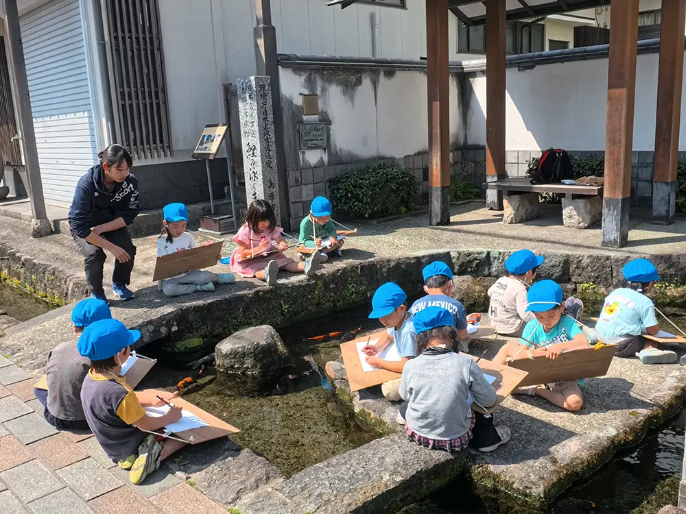こいのぼり制作を楽しむ子どもの様子