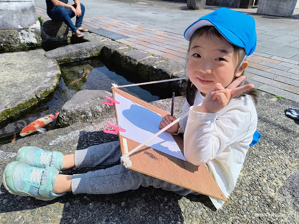こいのぼり制作を楽しむ子どもの様子