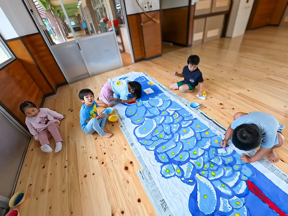 こいのぼり製作をする様子