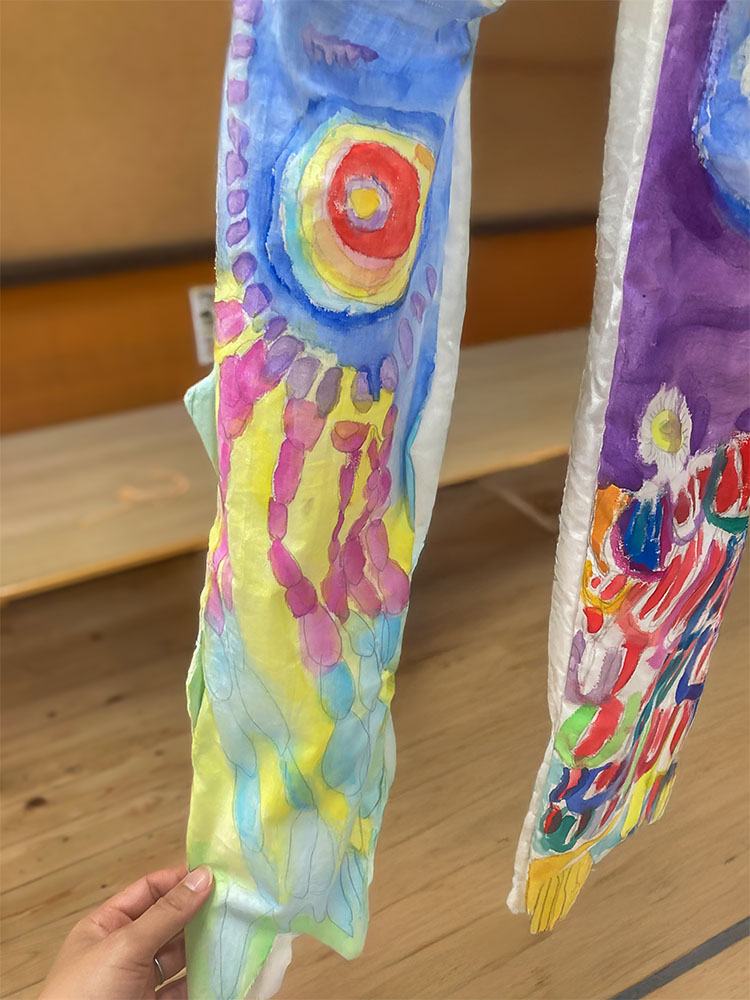 こいのぼり制作を楽しむ子どもの様子