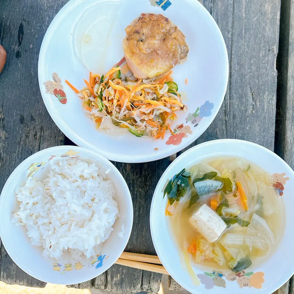 給食を食べる子どもたち