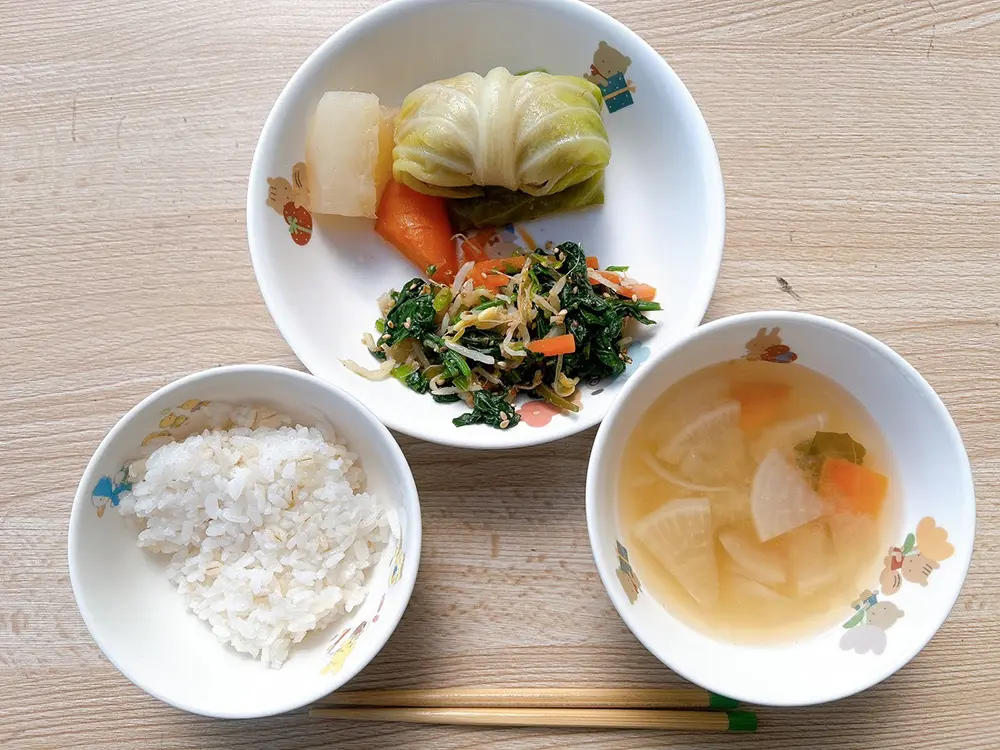 給食を食べる子どもたち