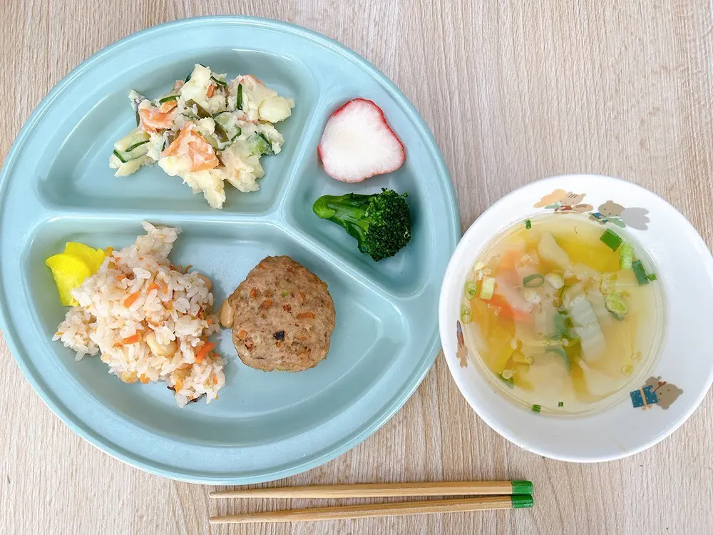 給食を食べる子どもたち