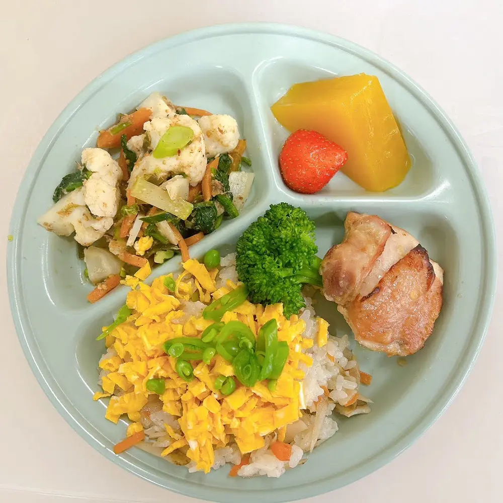 給食を食べる子どもたち