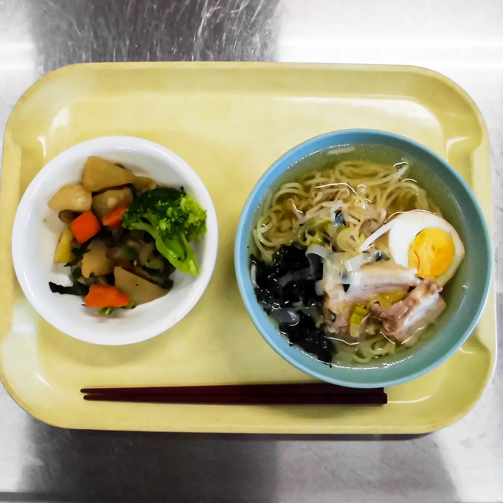 給食を食べる子どもたち