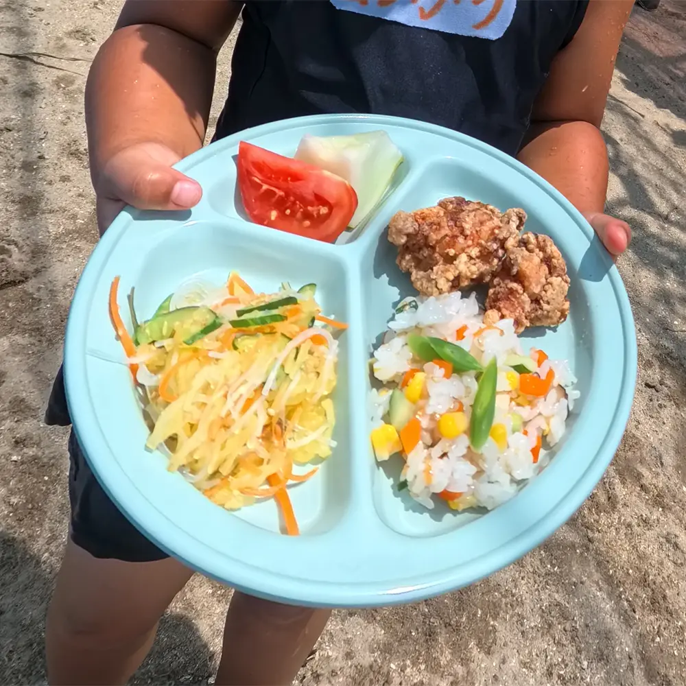 給食を食べる子どもたち