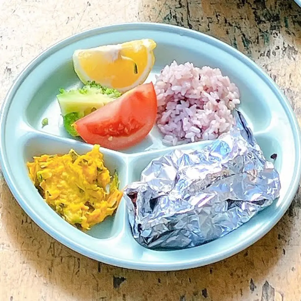 給食を食べる子どもたち