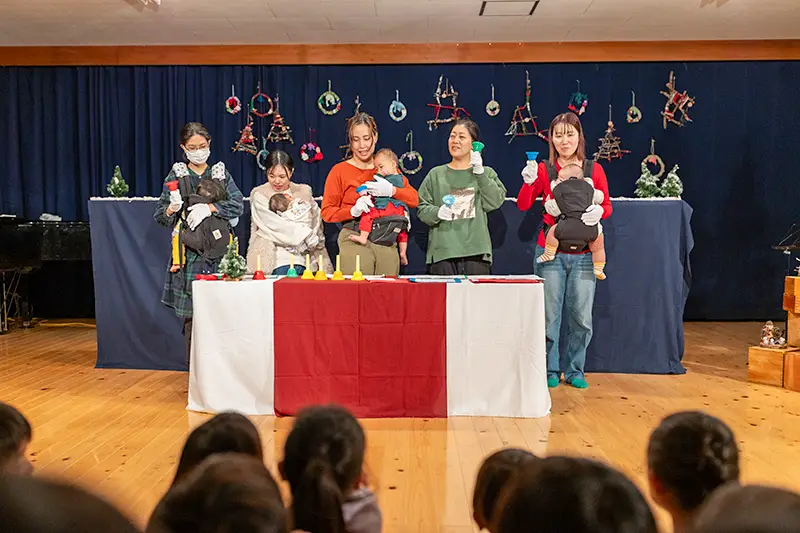 クリスマス行事でベルを使った活動の様子