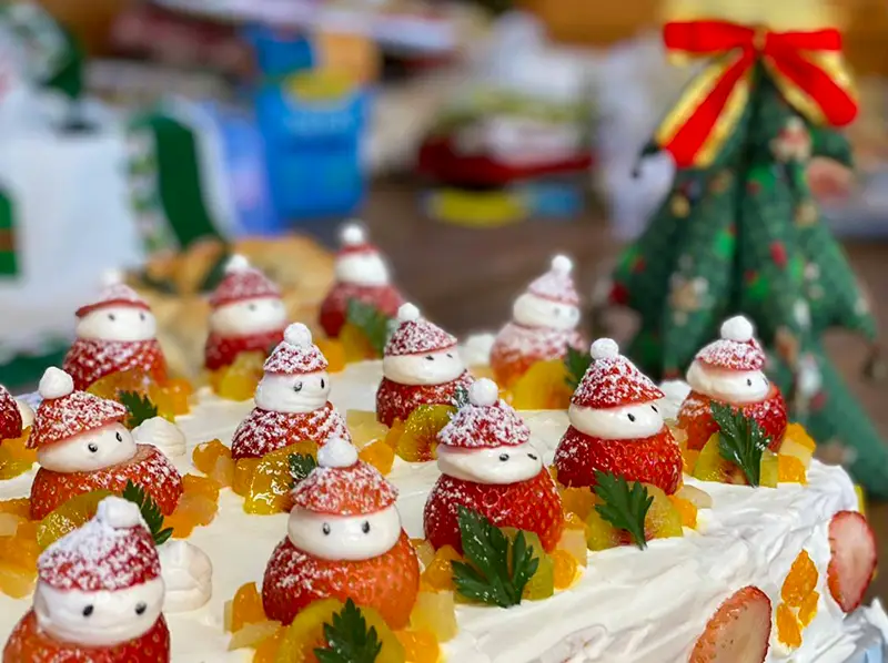 クリスマス会でケーキ作りを楽しむ様子