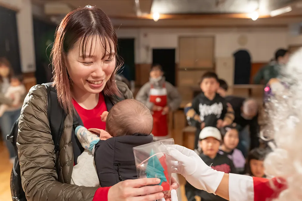 クリスマス行事に参加する親子の様子