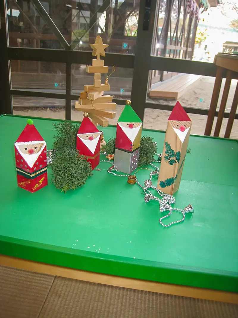 クリスマス会でサンタクロースと過ごす様子