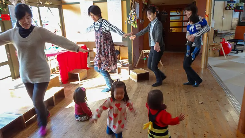 音楽に合わせてダンスを楽しむ様子