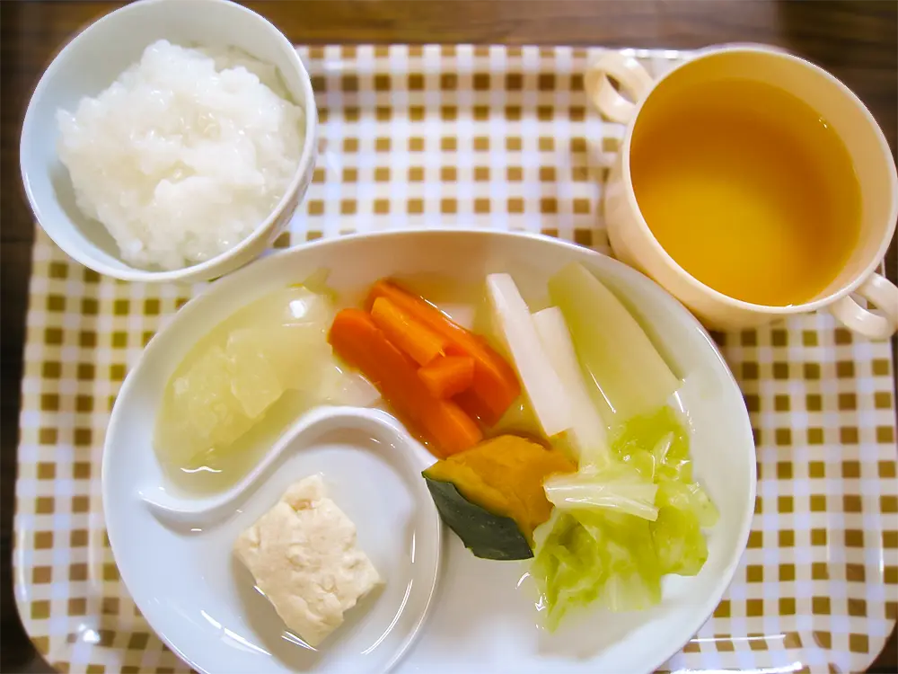 給食を食べる子どもたち